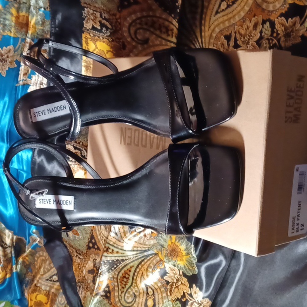 Steve Madden Lange Patent leather sandal Black. Size 12. 3 Inch heel.